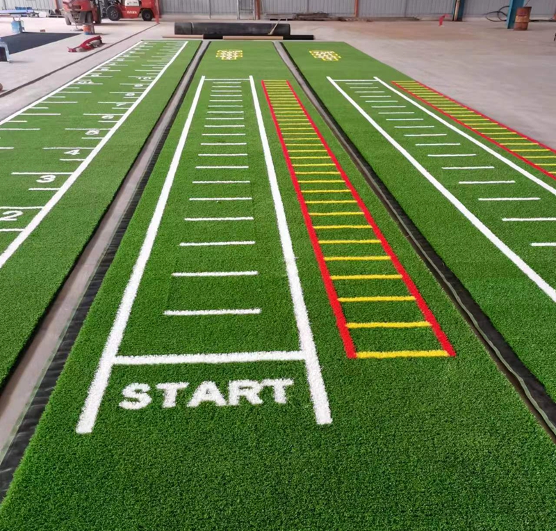 Gym artificial turf usually refers to the artificial turf used in fitness facilities. It has characteristics such as wear resistance, slip resistance, and cushioning, and is suitable for strength training areas, functional training areas, or personal training areas. It can enhance safety and the aesthetic appeal of the space.